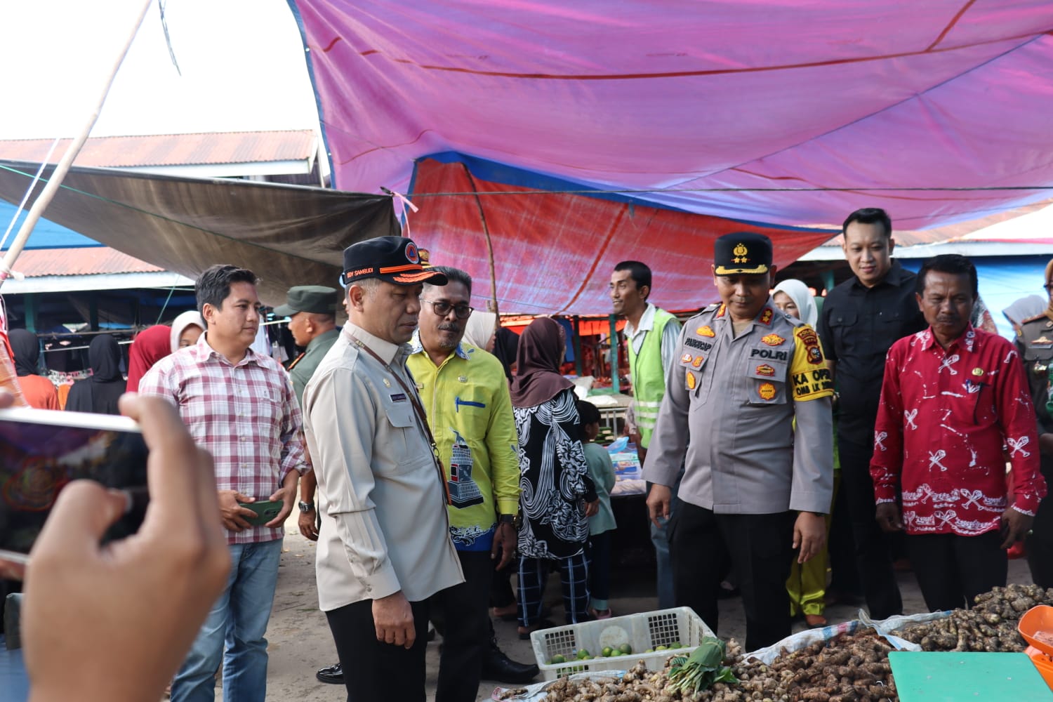 Kapolres Kuansing Bersama Forkopimda Kuansing Lakukan Pemantauan Harga Barang Kebutuhan Pokok Tahun 